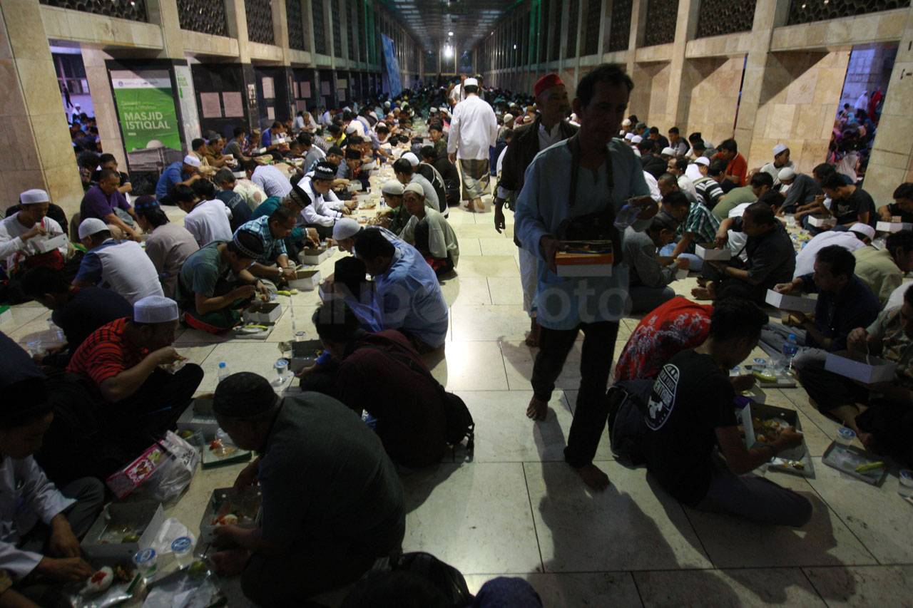 Ribuan Umat Muslim Buka...