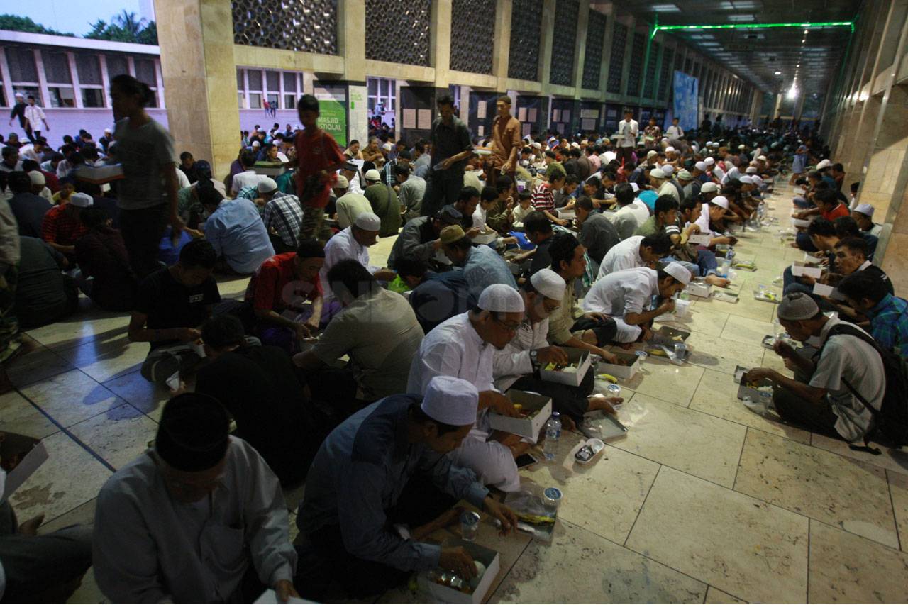 Ribuan Umat Muslim Buka...