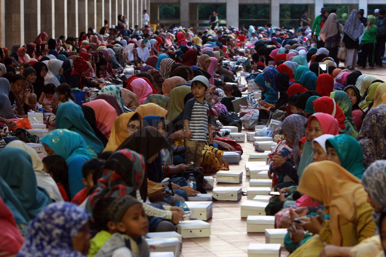 Ribuan Umat Muslim Buka...