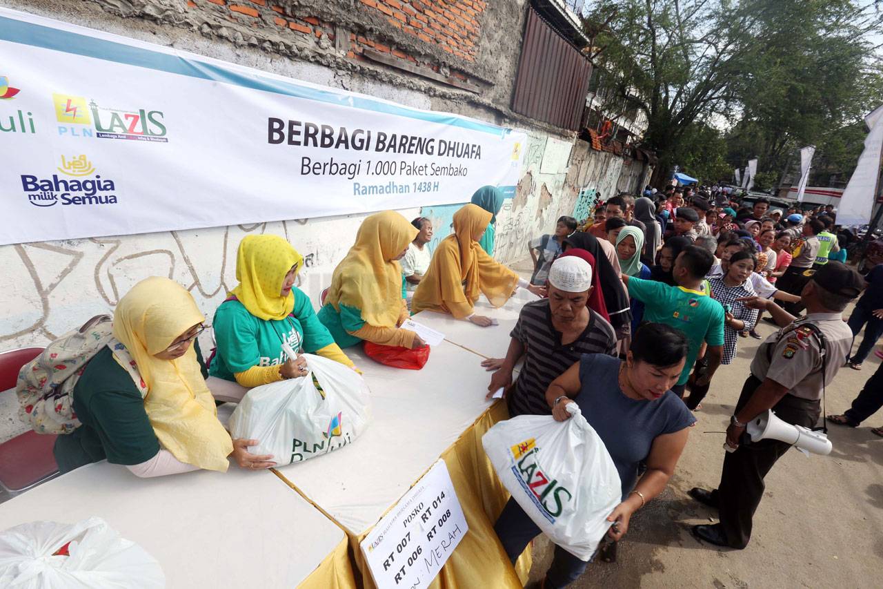 PLN Bagikan 15.000 Paket...
