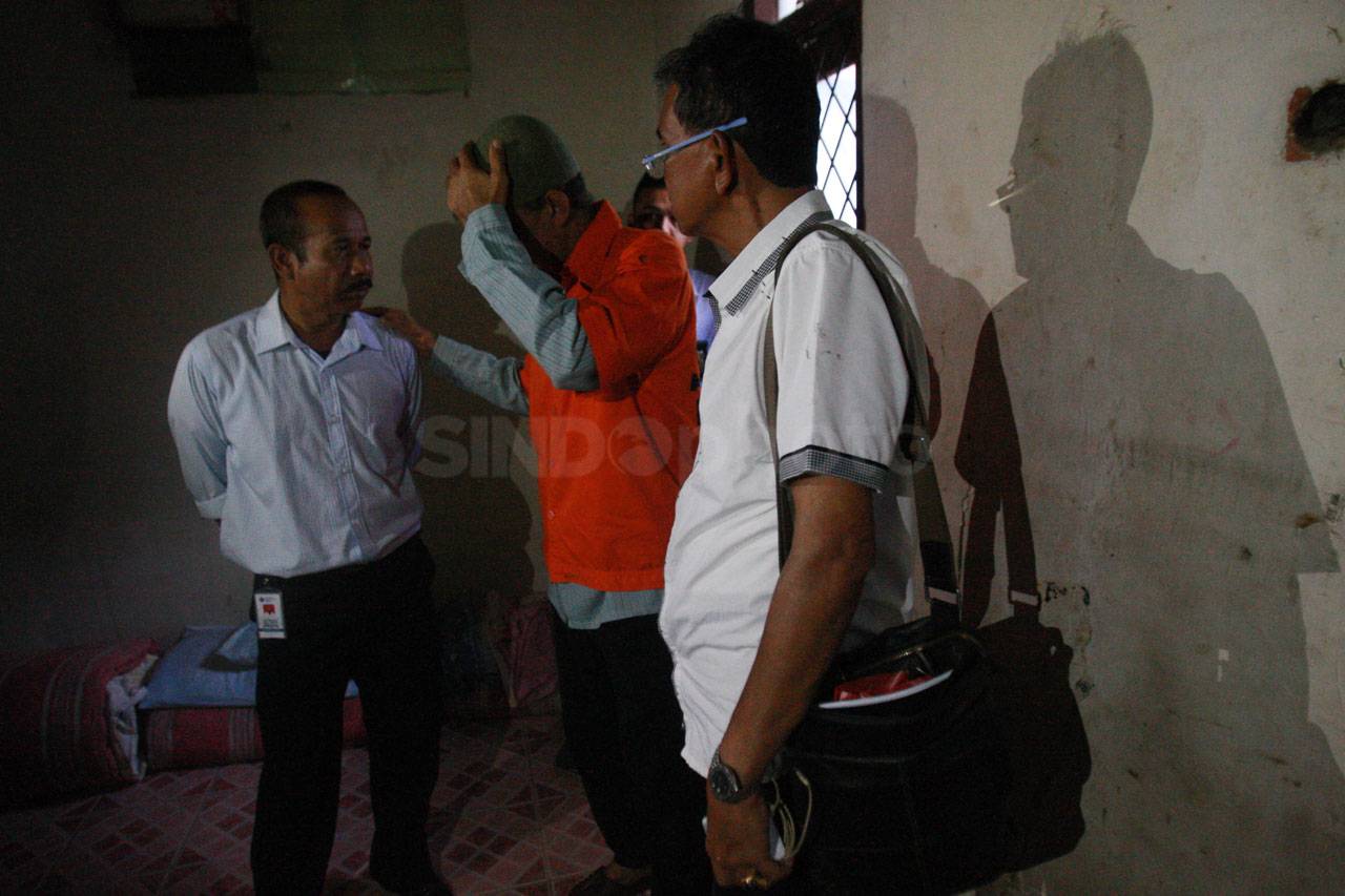 Polisi Geledah Tempat...