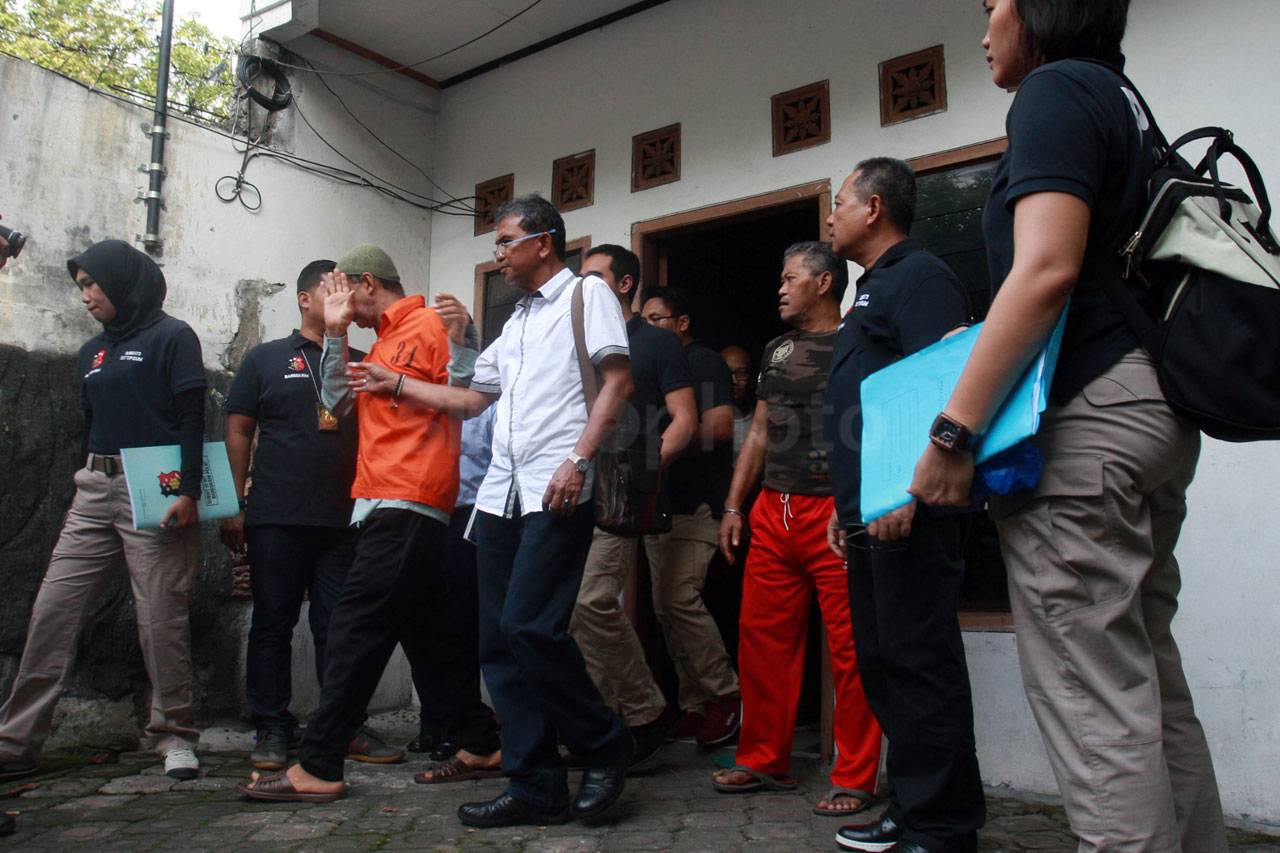 Polisi Geledah Tempat...