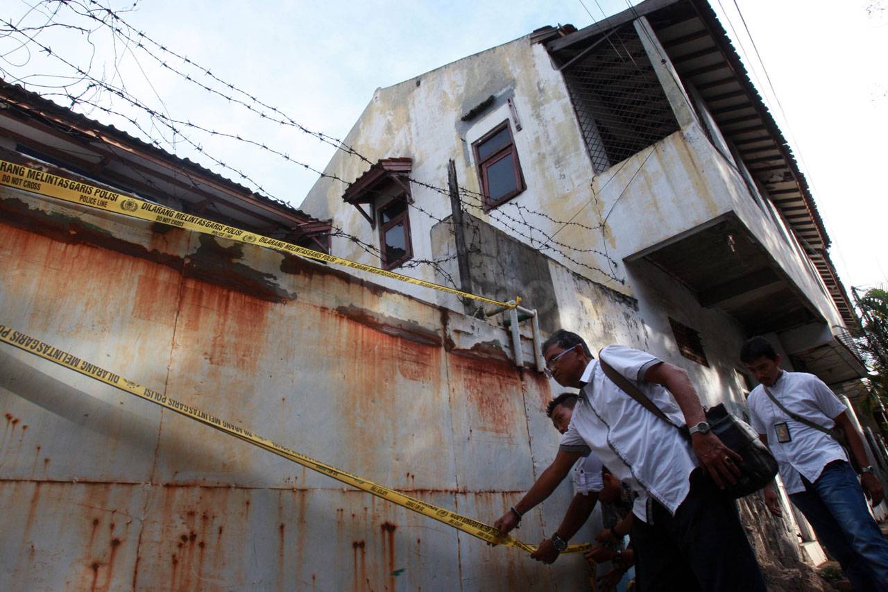 Polisi Geledah Tempat...