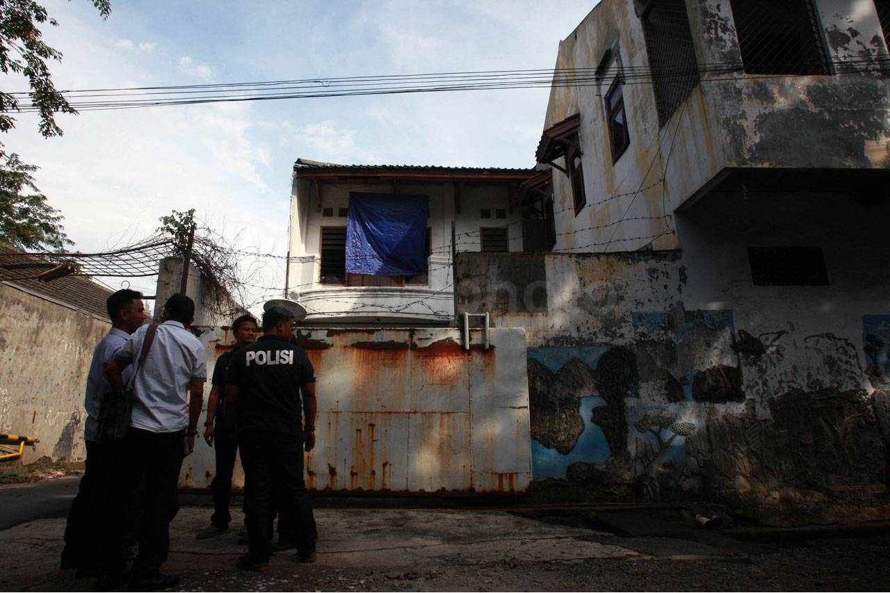 Polisi Geledah Tempat...