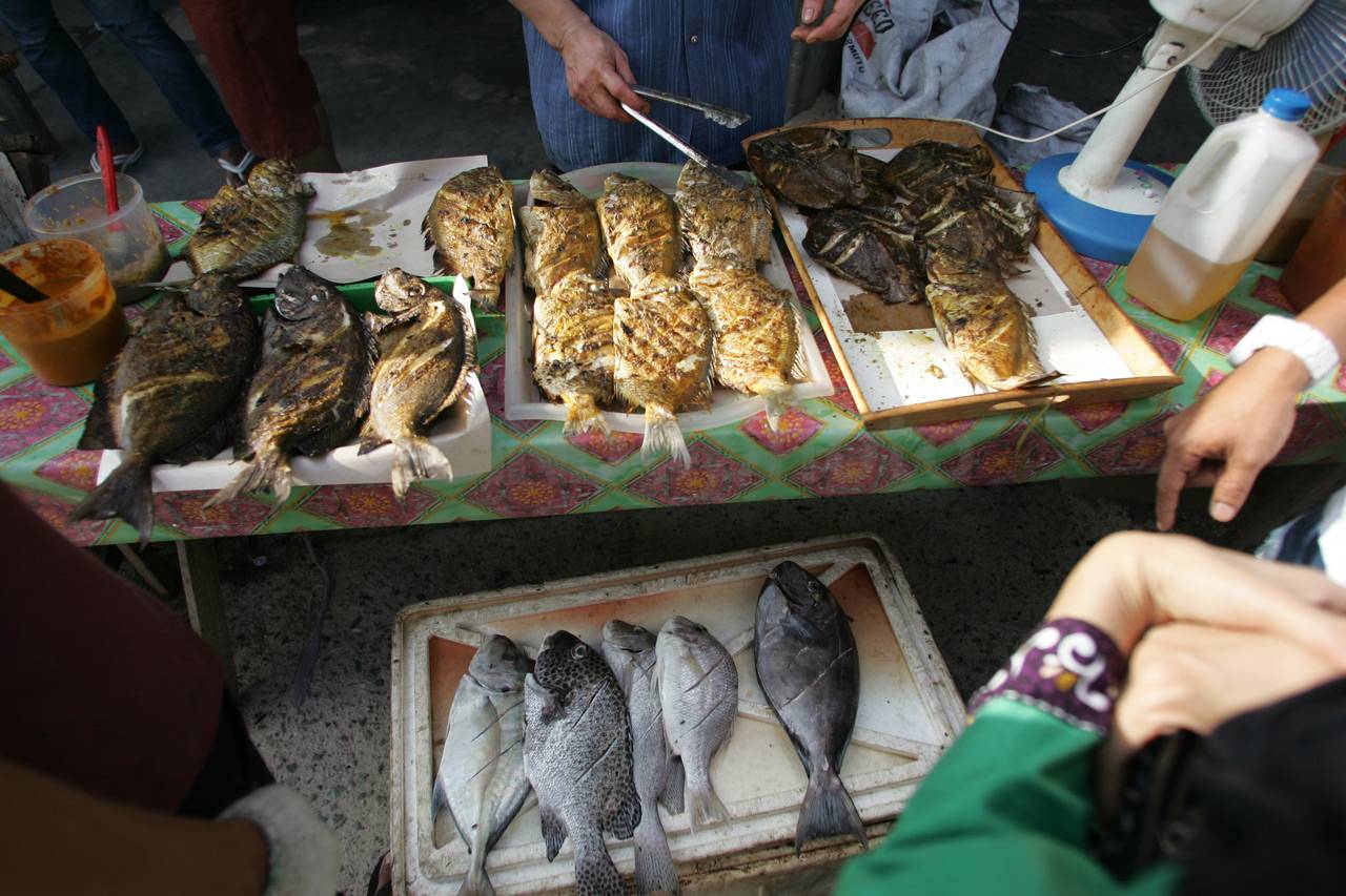 Warga Batam Antre Beli...