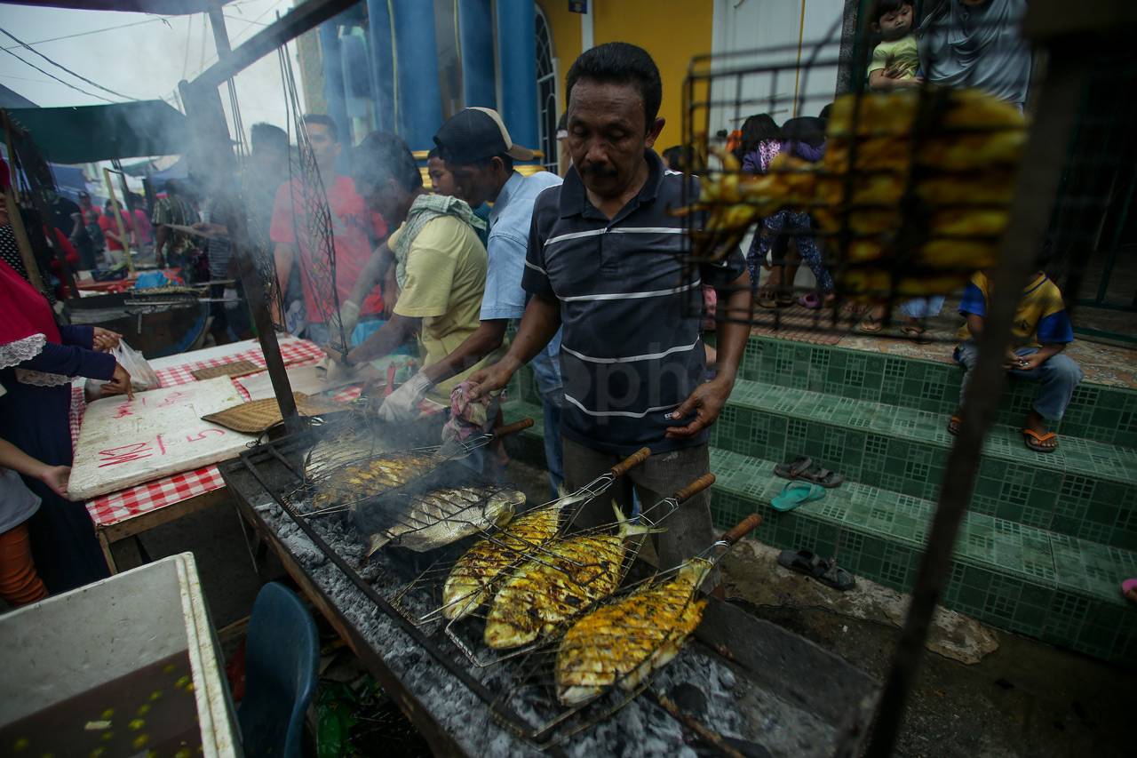 Warga Batam Antre Beli...