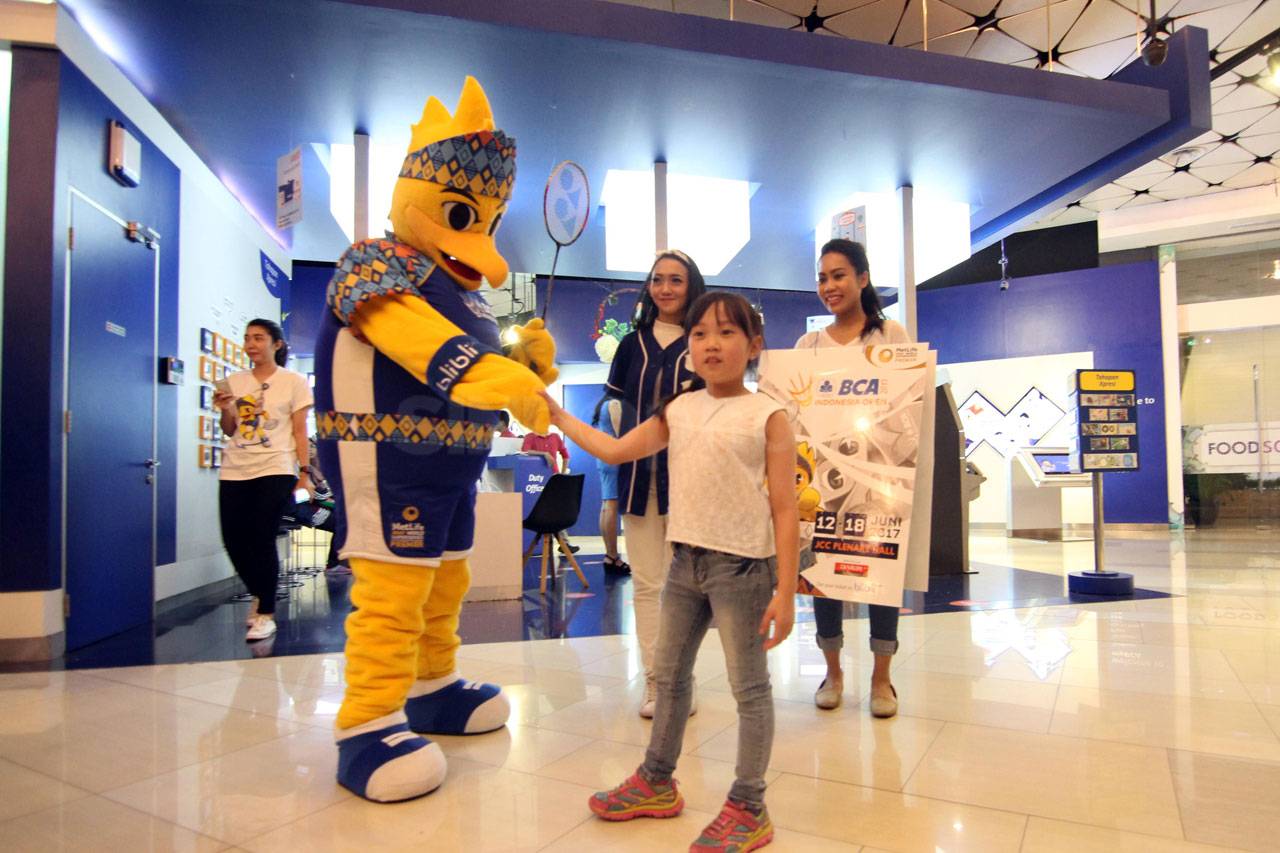 Maskot BIO Sapa Pengunjung...