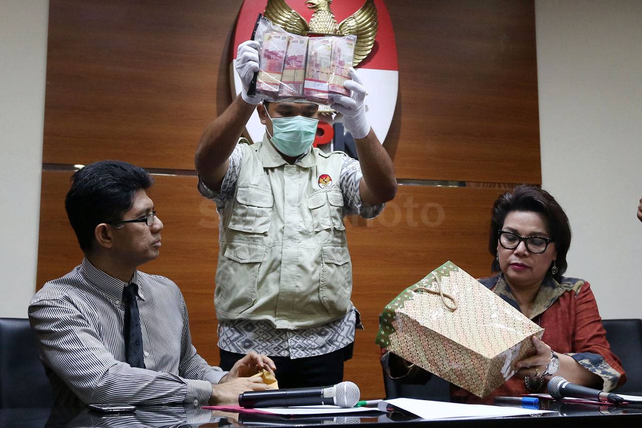 KPK Gelar Barang Bukti...