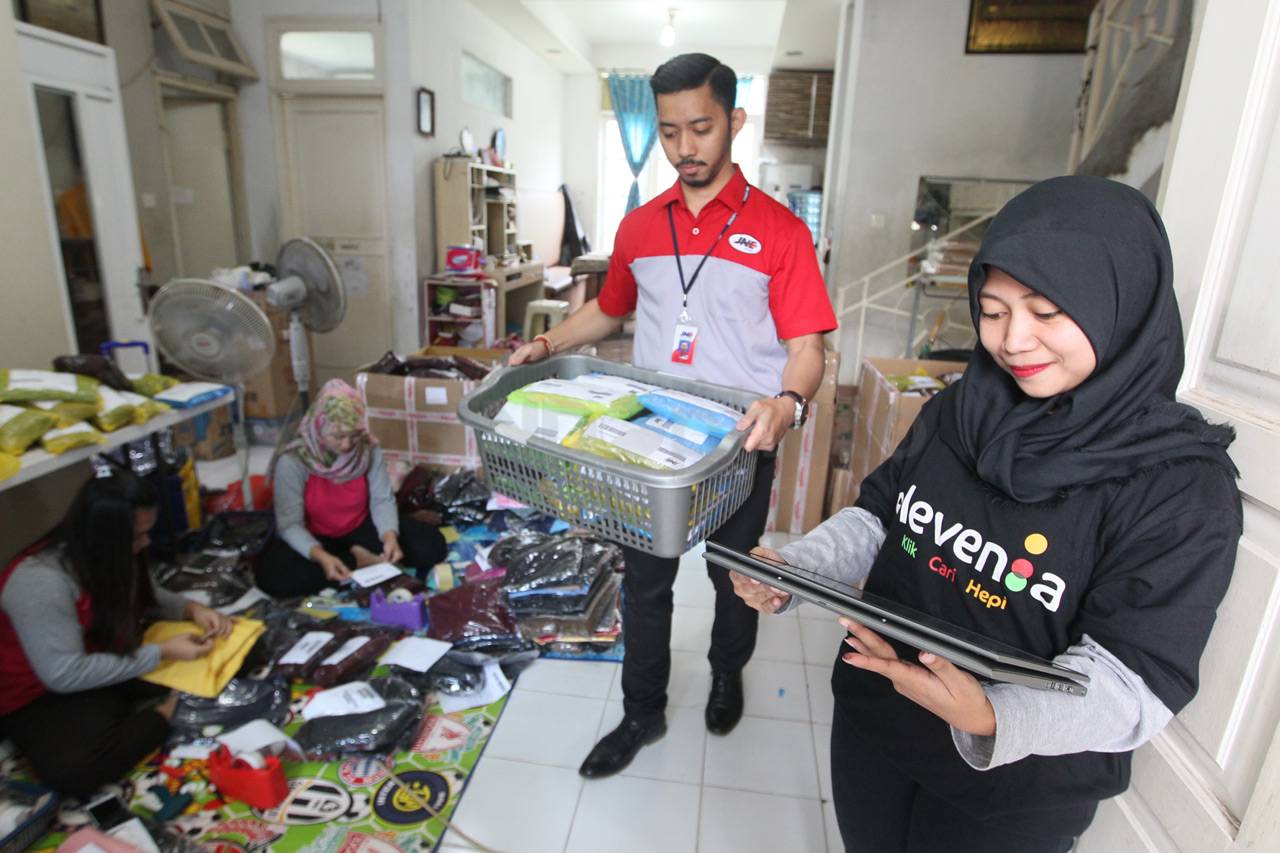 Elevenia Berikan Layanan...