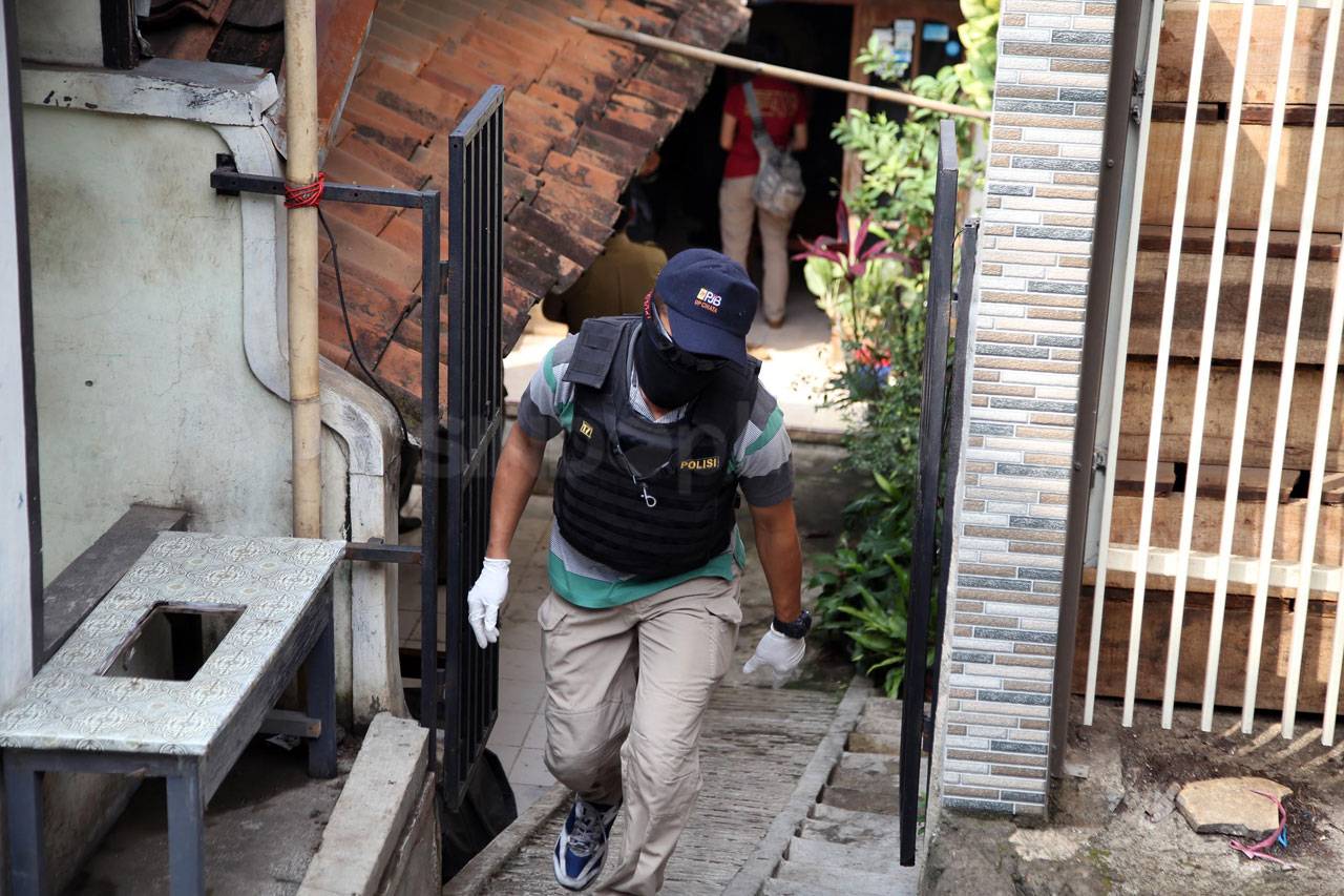 Polisi Geledah Rumah...