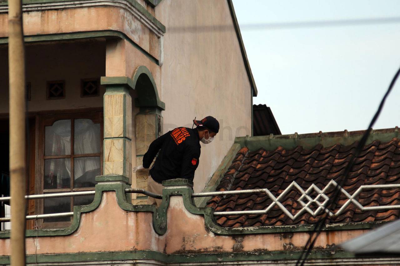 Polisi Geledah Rumah...