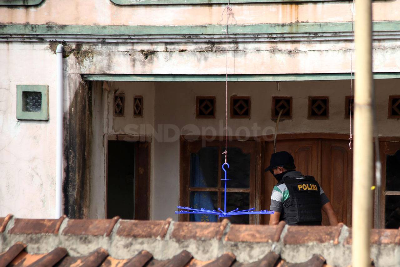 Polisi Geledah Rumah...