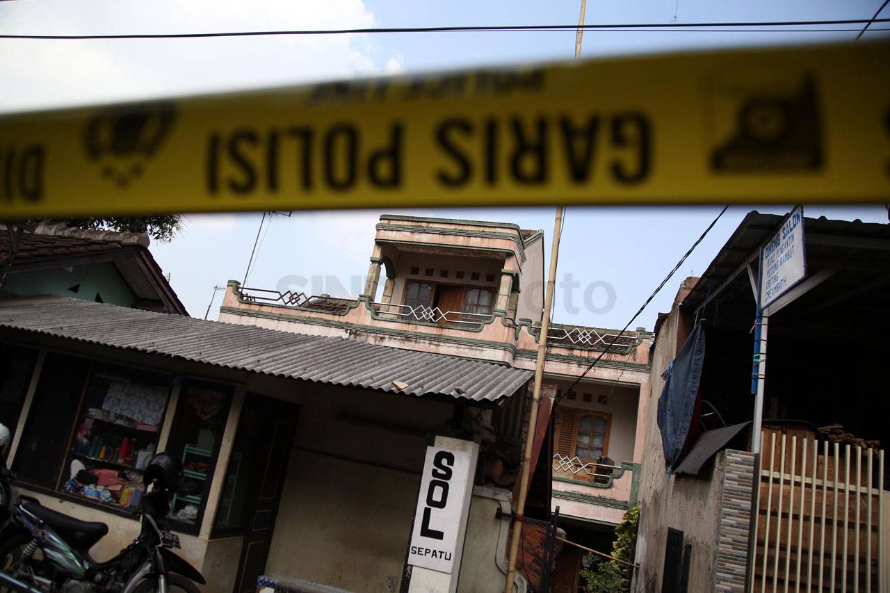 Polisi Geledah Rumah...