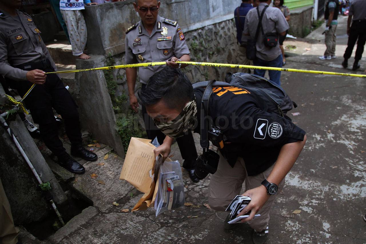 Polisi Geledah Rumah...