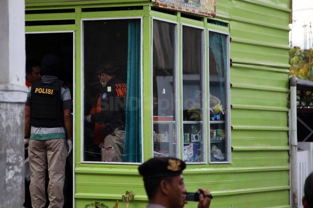 Polisi Geledah Rumah...