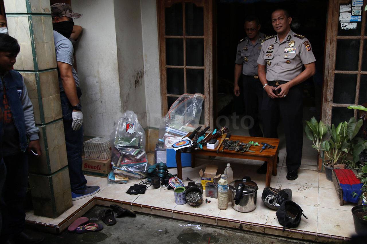 Polisi Geledah Rumah...