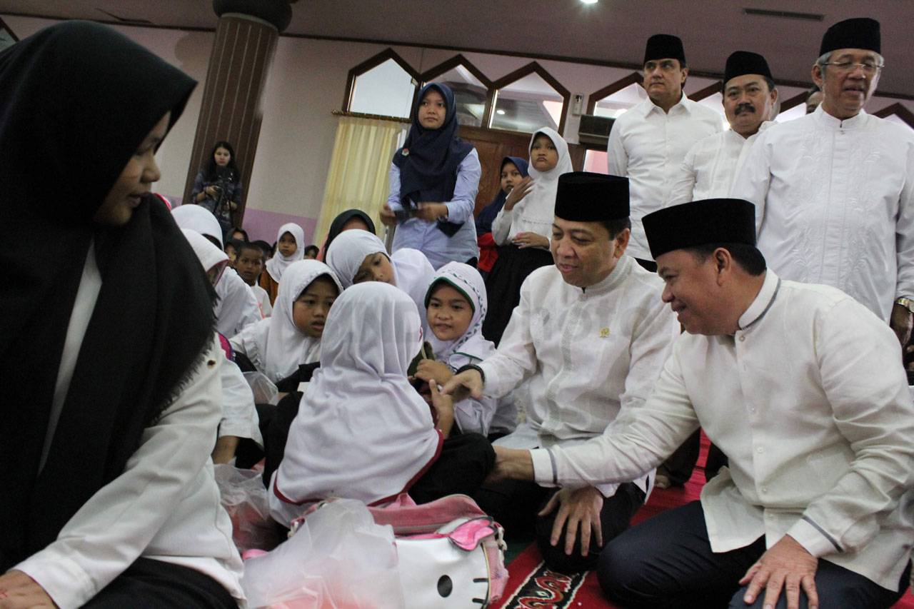Pimpinan DPR Hadiri...