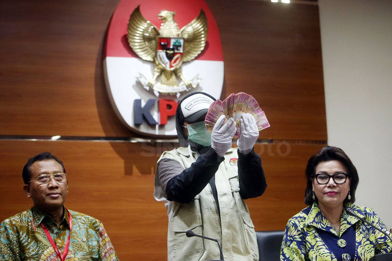 KPK Tunjukkan Barang...