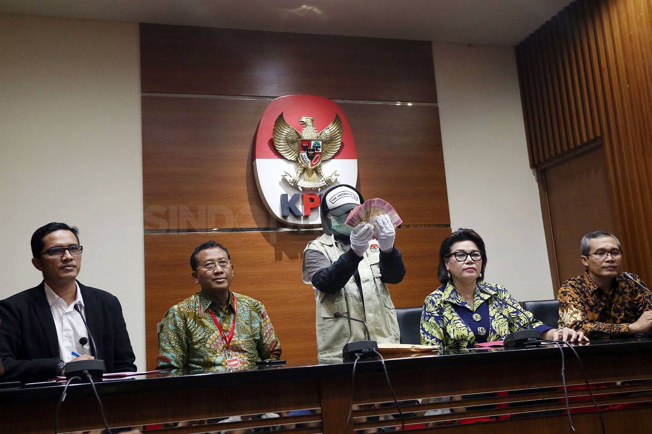 KPK Tunjukkan Barang...