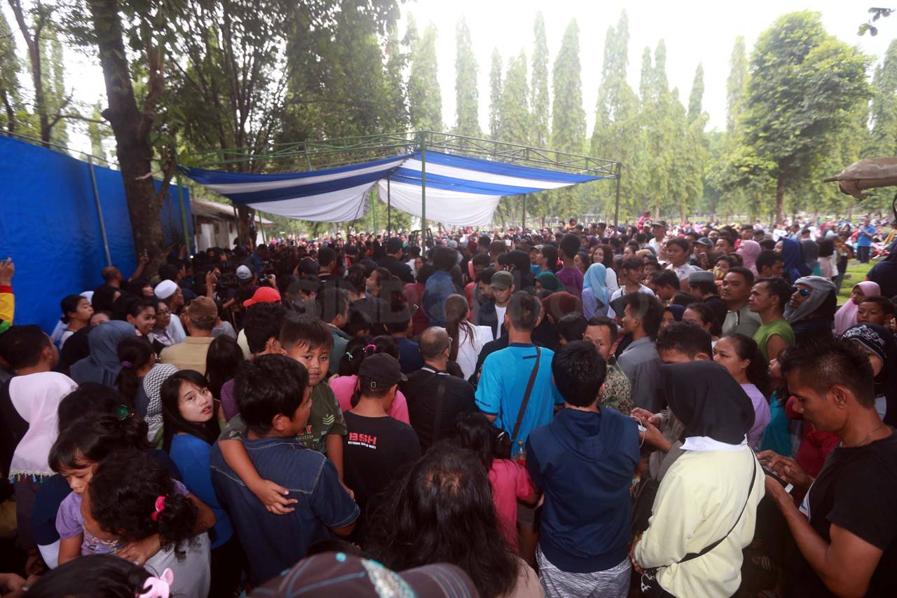 Ribuan Pelayat Hadiri...