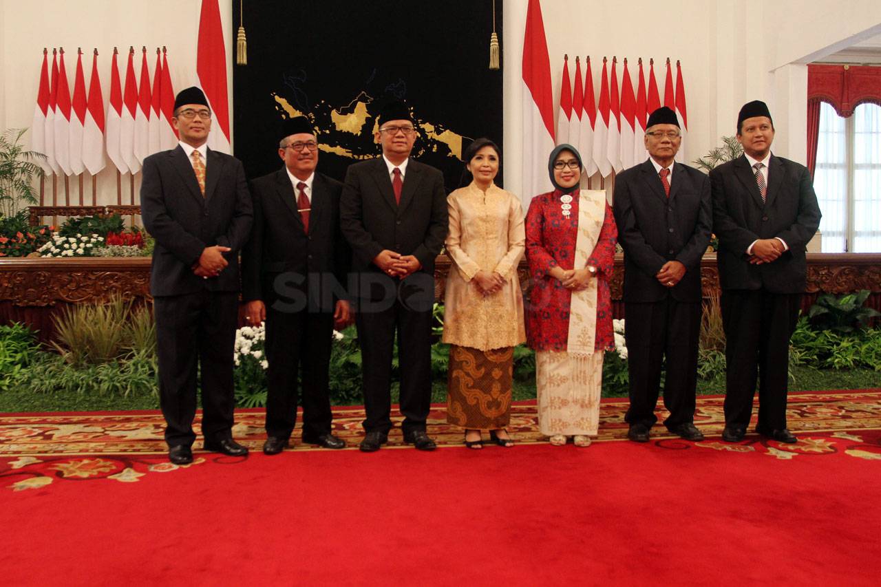 Presiden Jokowi Lantik...