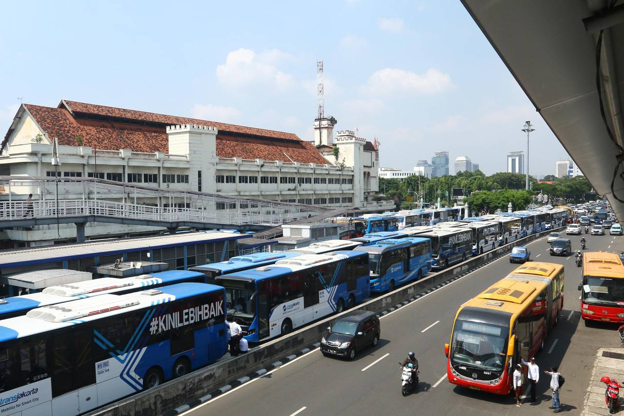 Puluhan Bus Transjakarta...