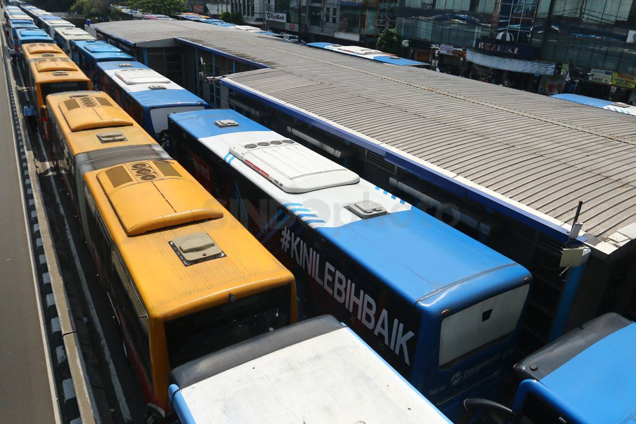 Puluhan Bus Transjakarta...