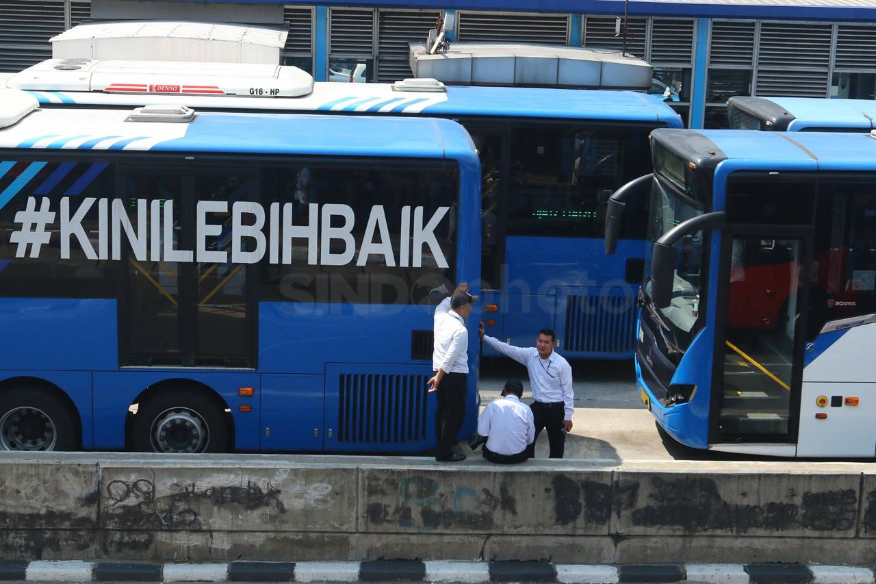 Puluhan Bus Transjakarta...