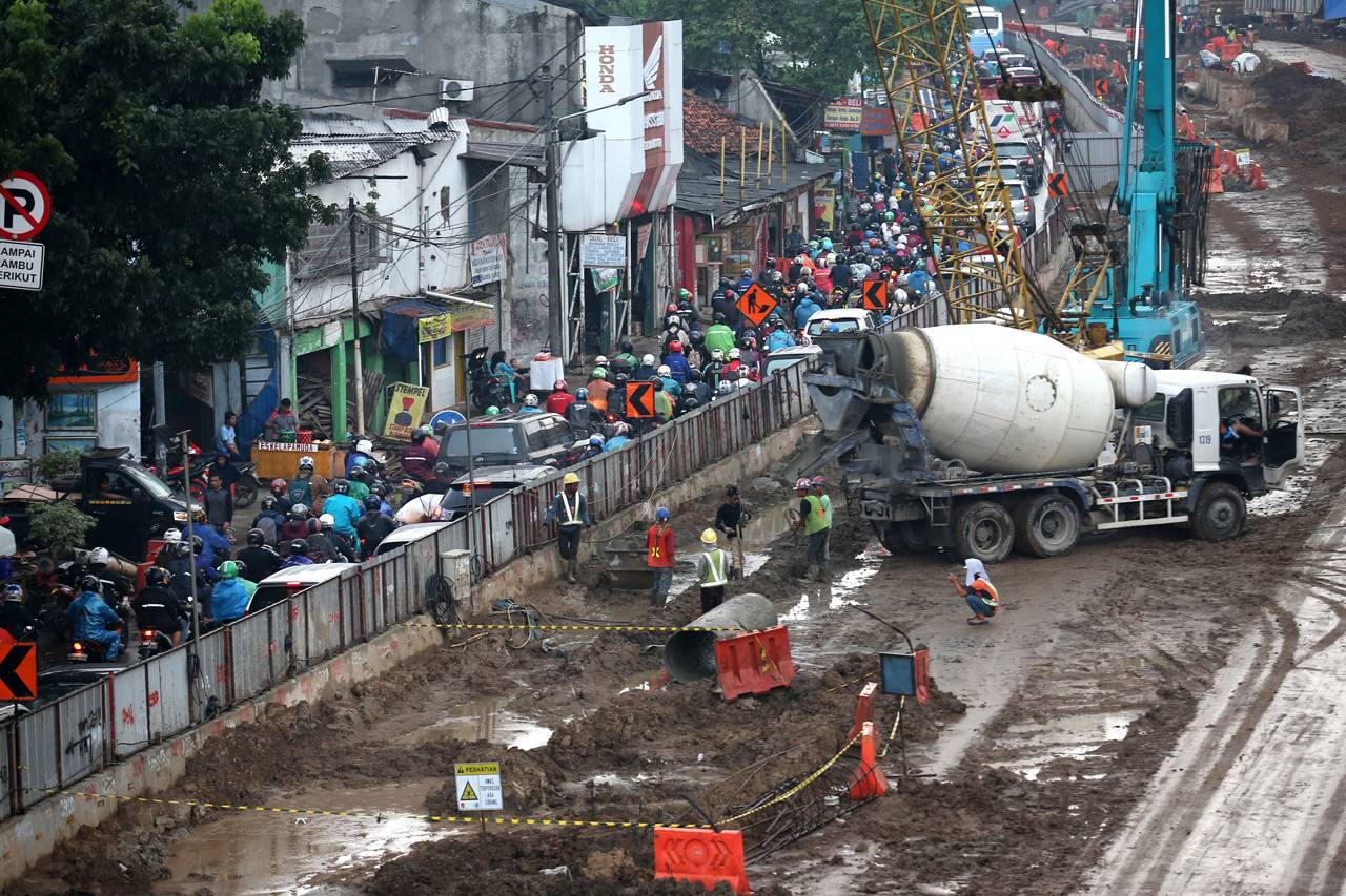 Macet Parah Imbas Proyek...