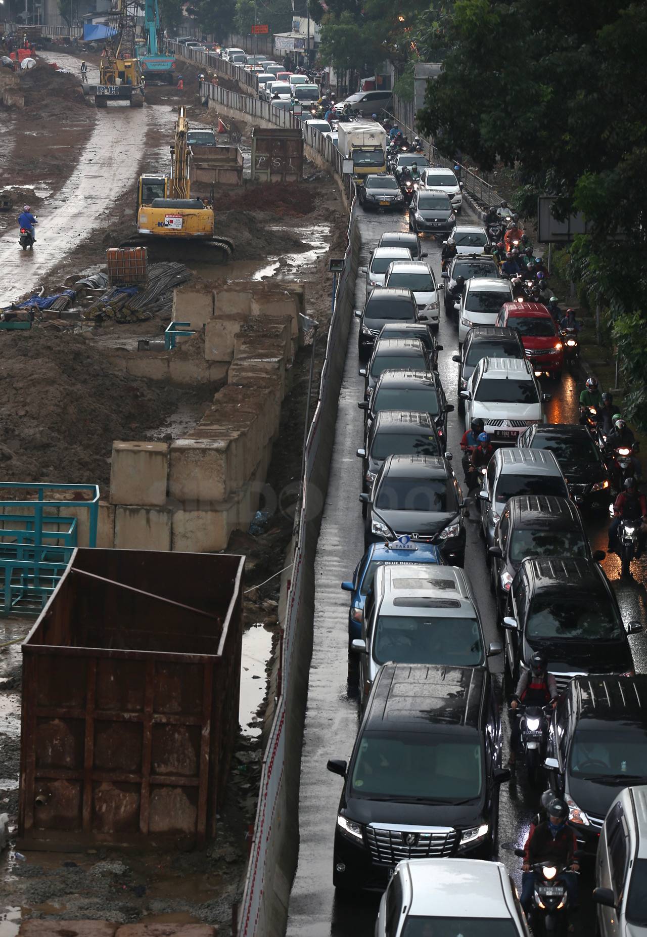 Macet Parah Imbas Proyek...