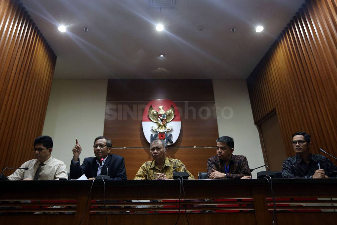 Sambangi KPK, Mahfud...