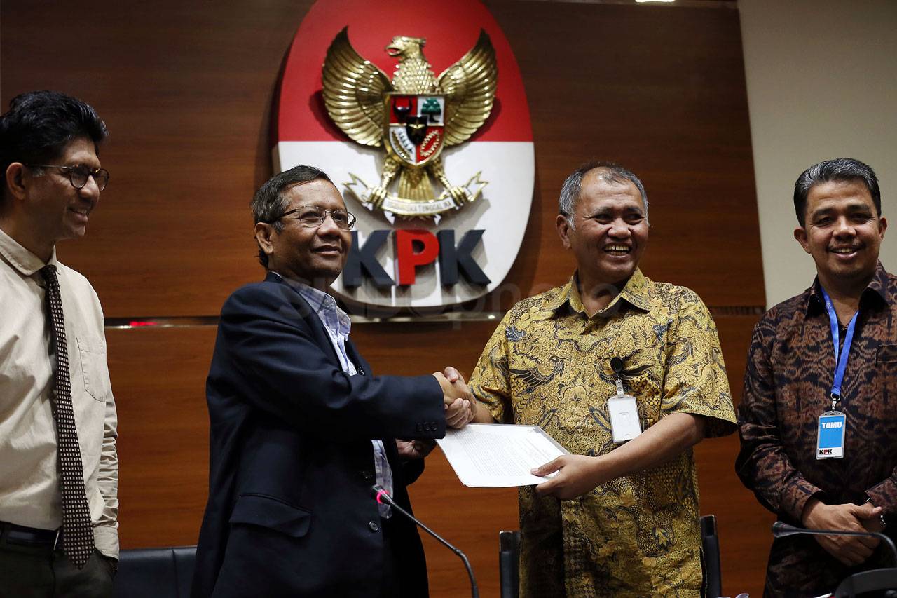Sambangi KPK, Mahfud...