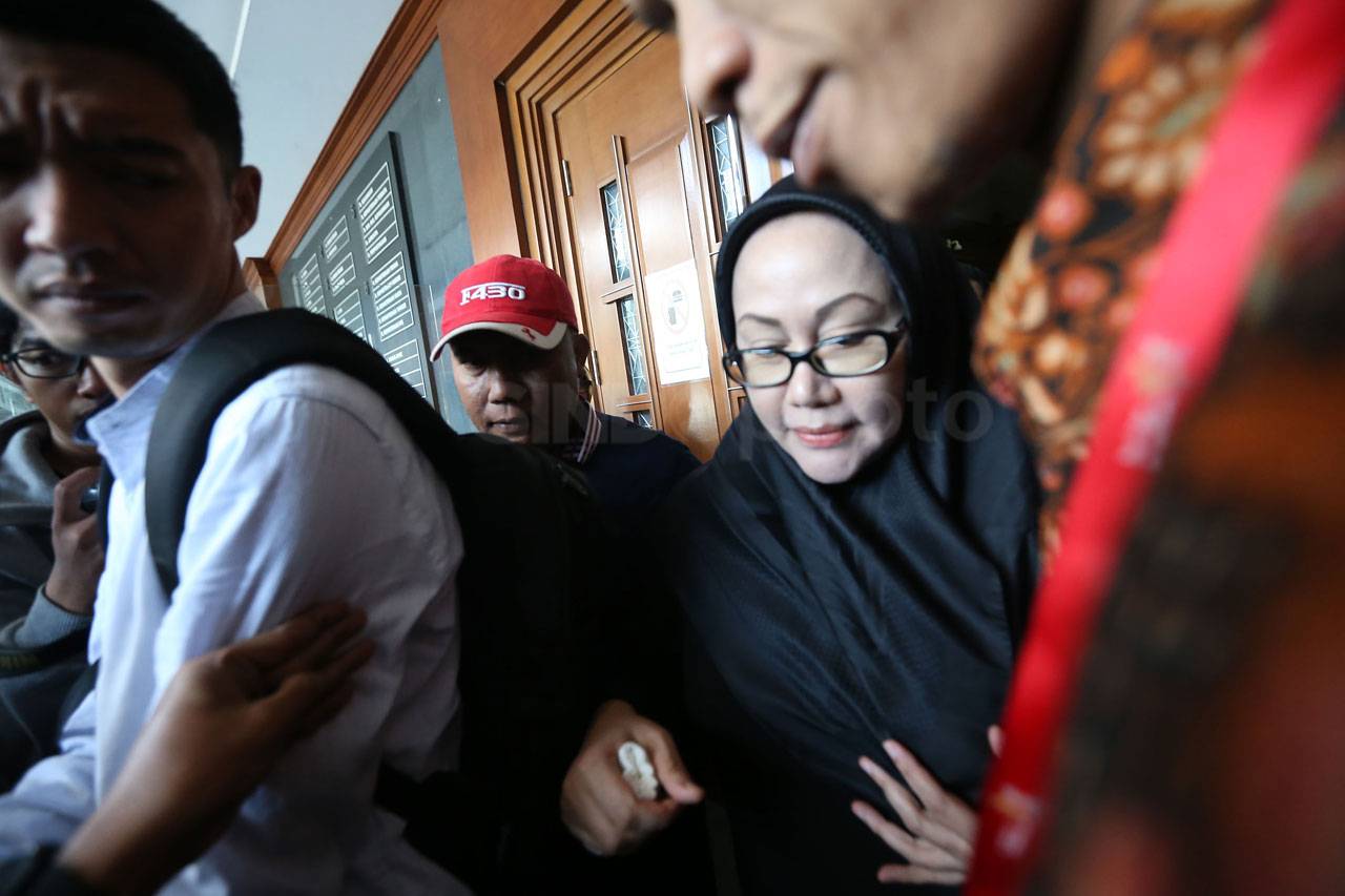 Ratu Atut Dituntut 8...
