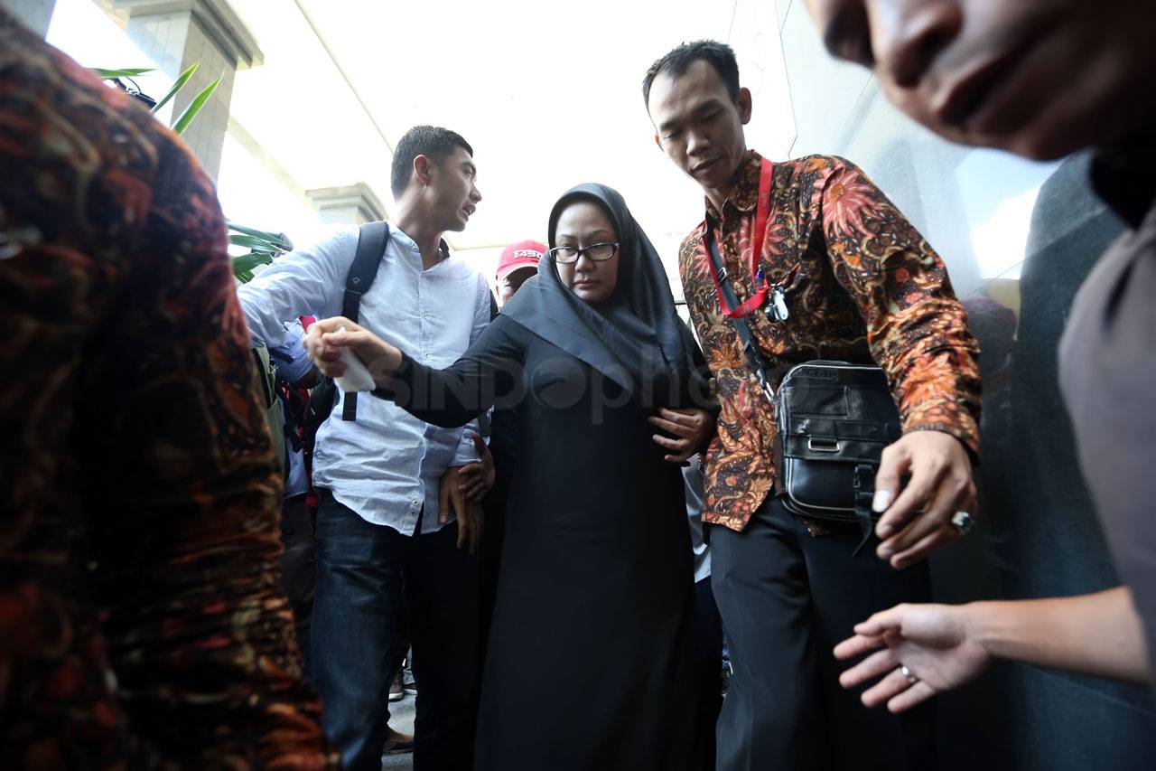 Ratu Atut Dituntut 8...