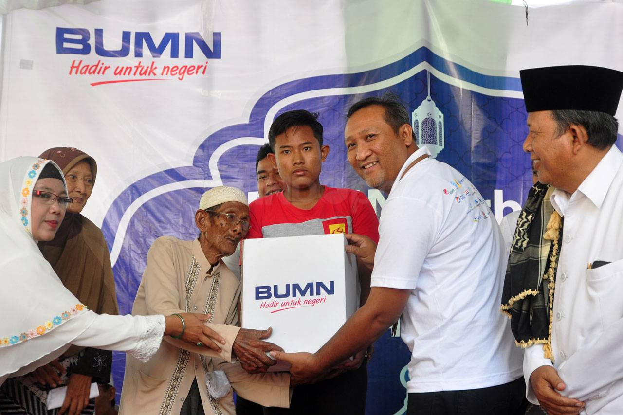 RNI Bagikan 1.500 Bingkisan...