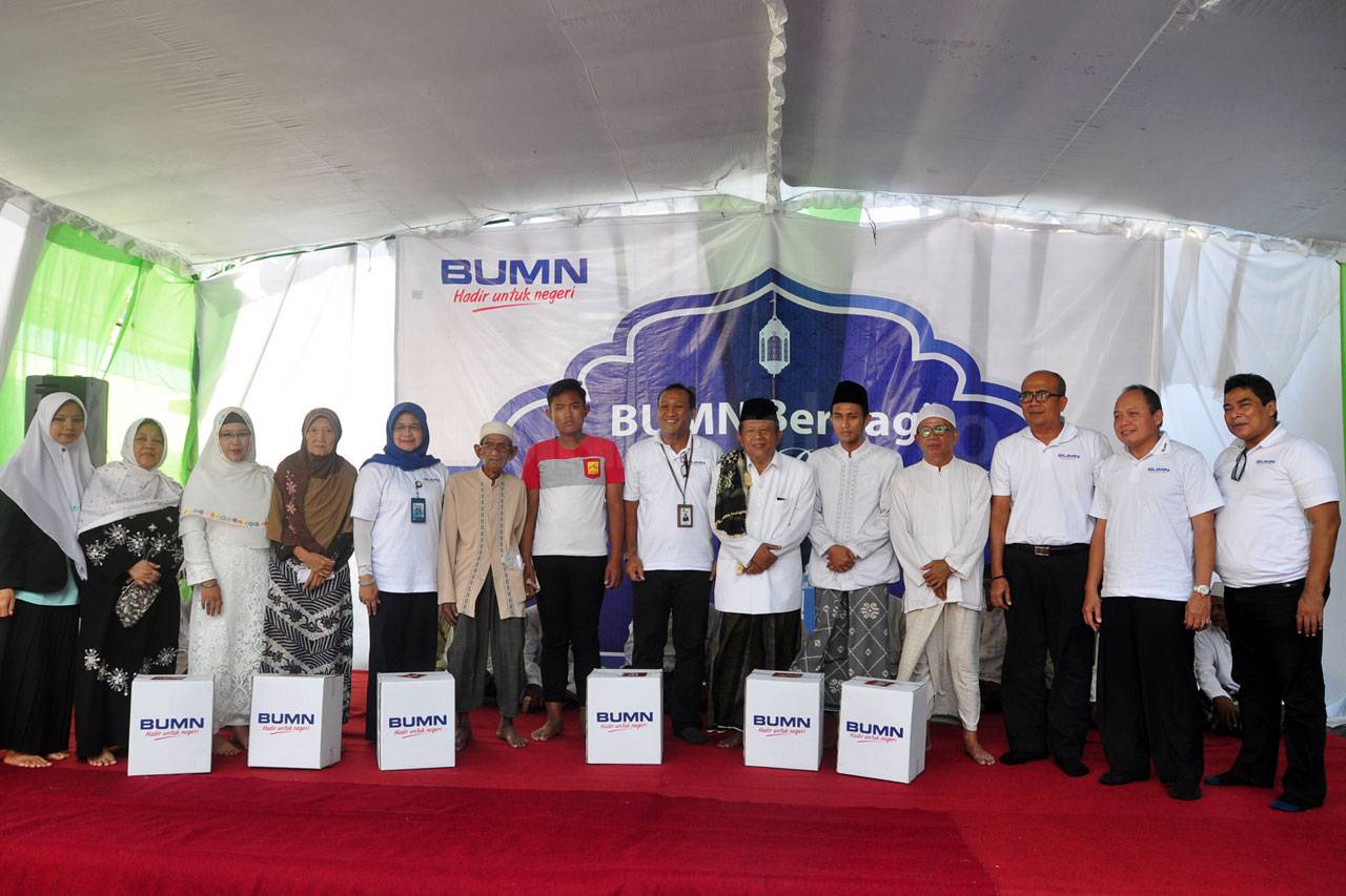 RNI Bagikan 1.500 Bingkisan...