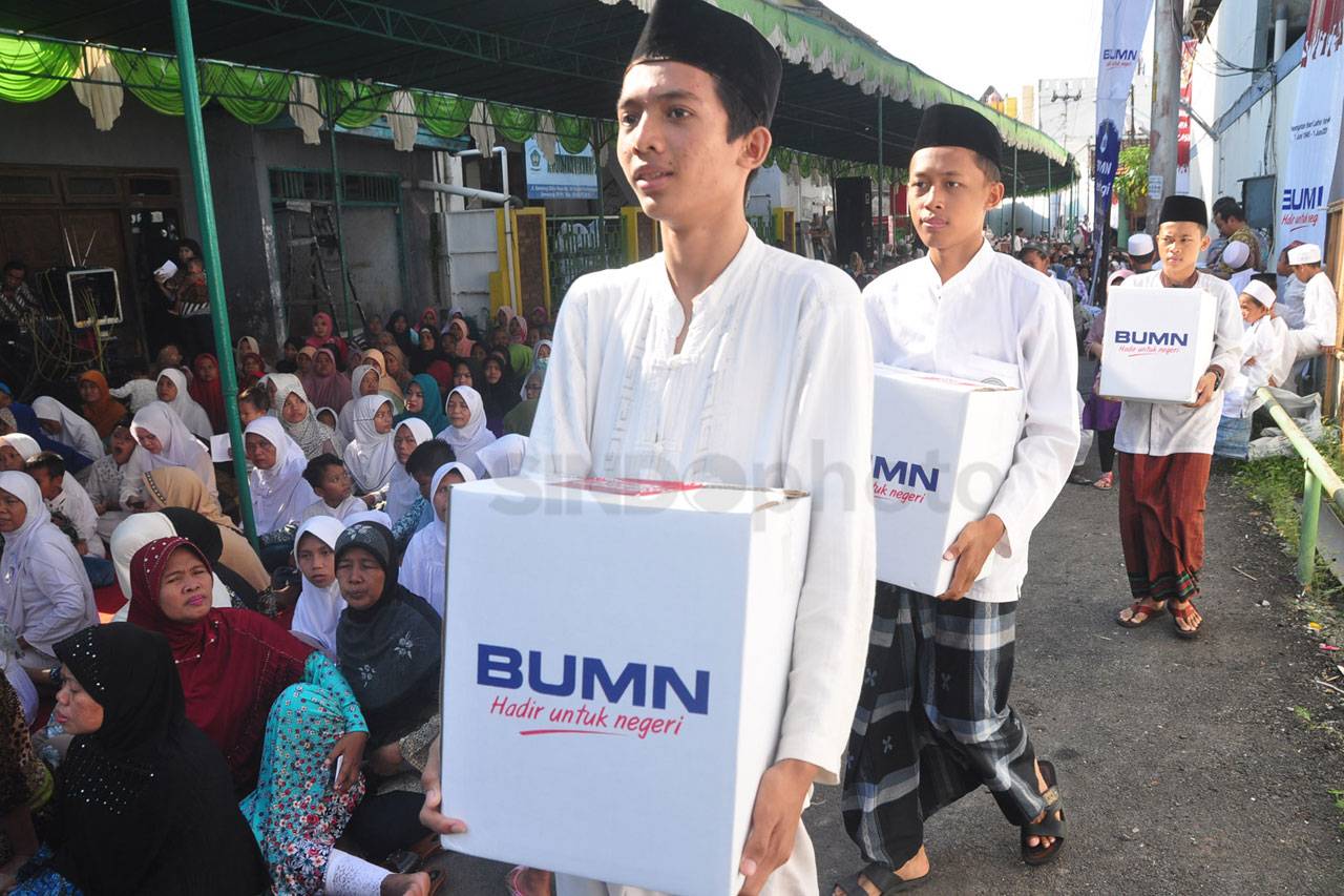 RNI Bagikan 1.500 Bingkisan...