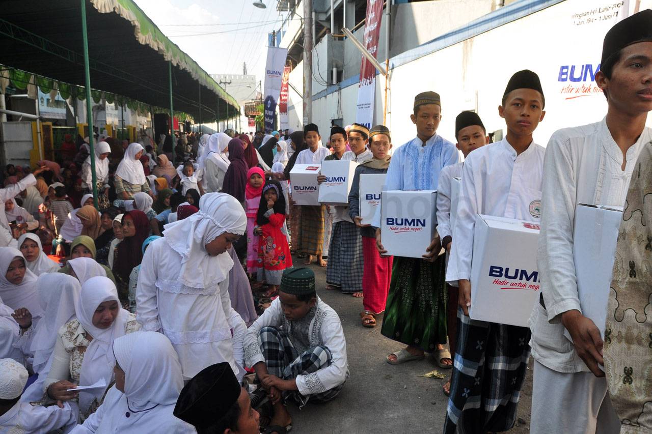 RNI Bagikan 1.500 Bingkisan...