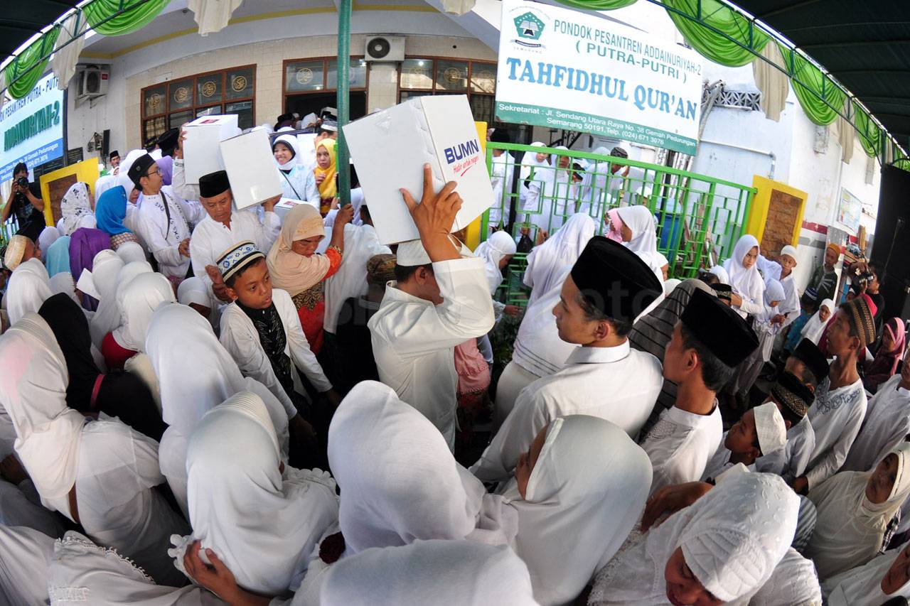 RNI Bagikan 1.500 Bingkisan...
