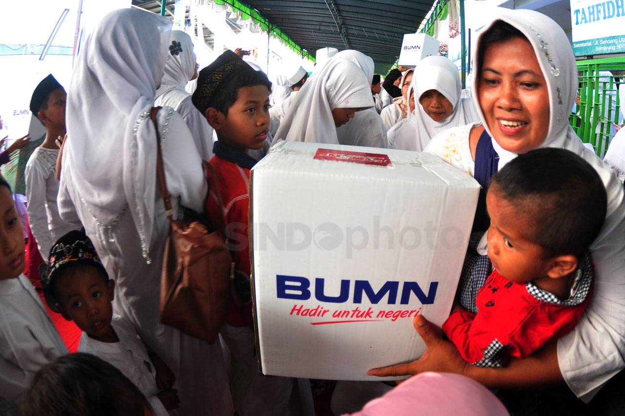 RNI Bagikan 1.500 Bingkisan...