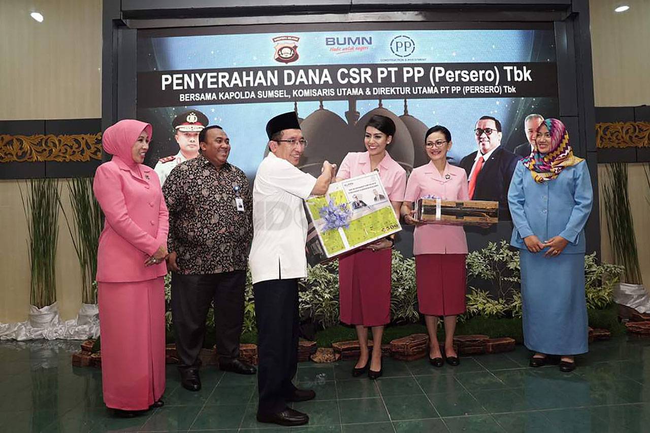 PTPP Serahkan Bantuan...