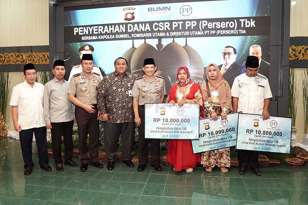 PTPP Serahkan Bantuan...
