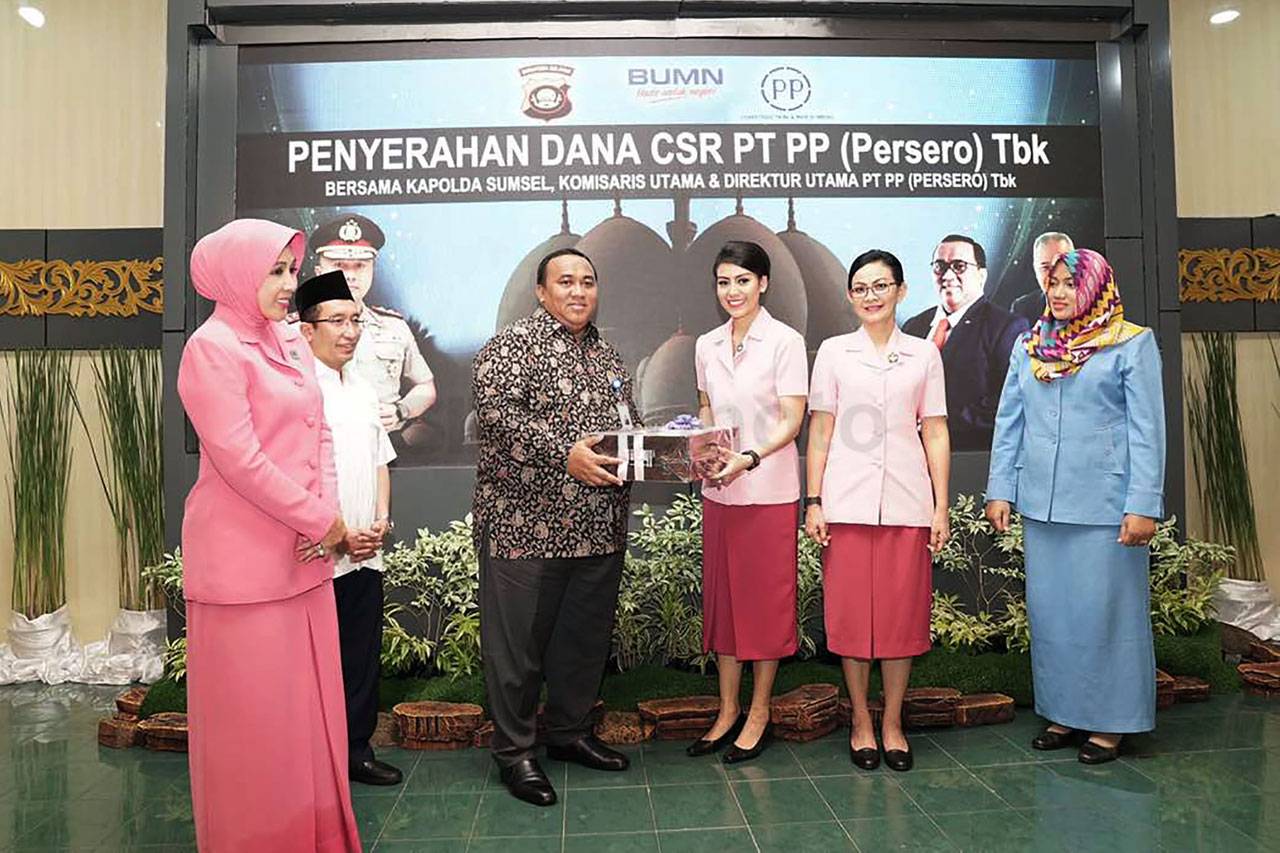 PTPP Serahkan Bantuan...
