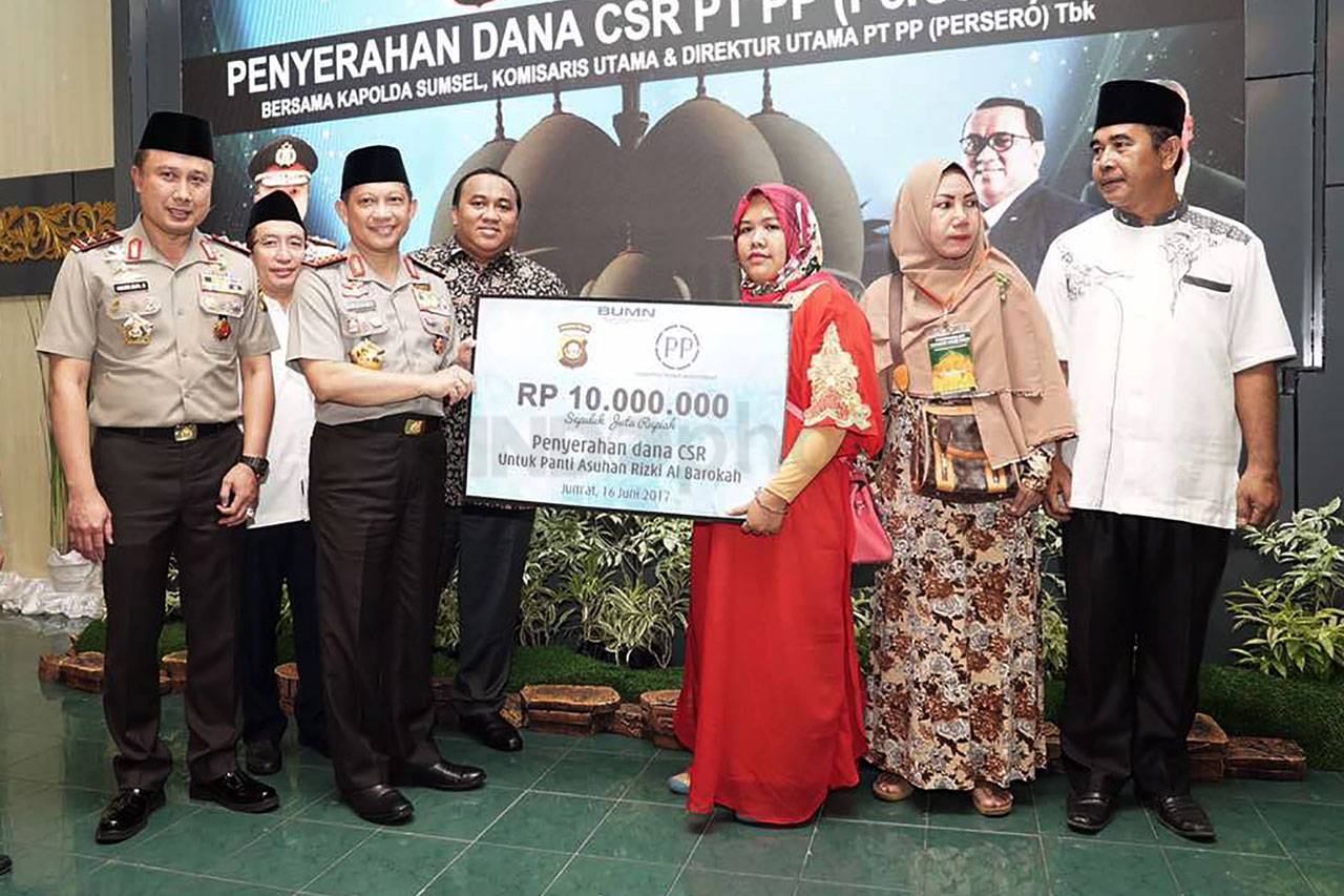 PTPP Serahkan Bantuan...