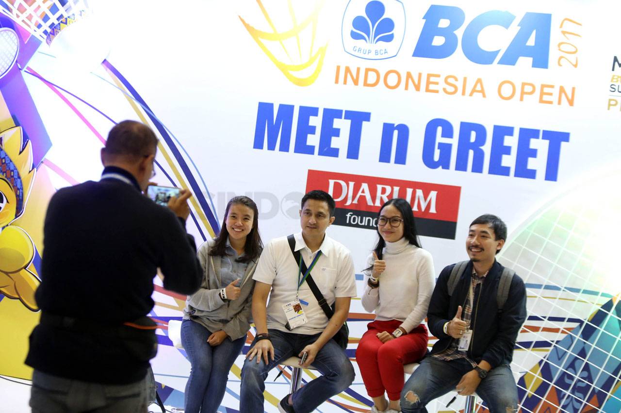 Kemeriahan di Luar Arena...