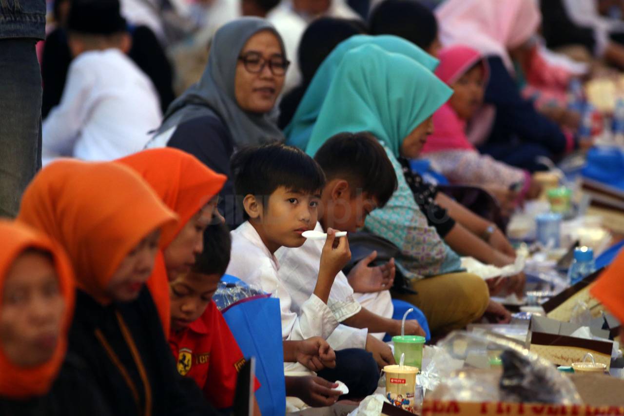 Ribuan Warga Bandung...