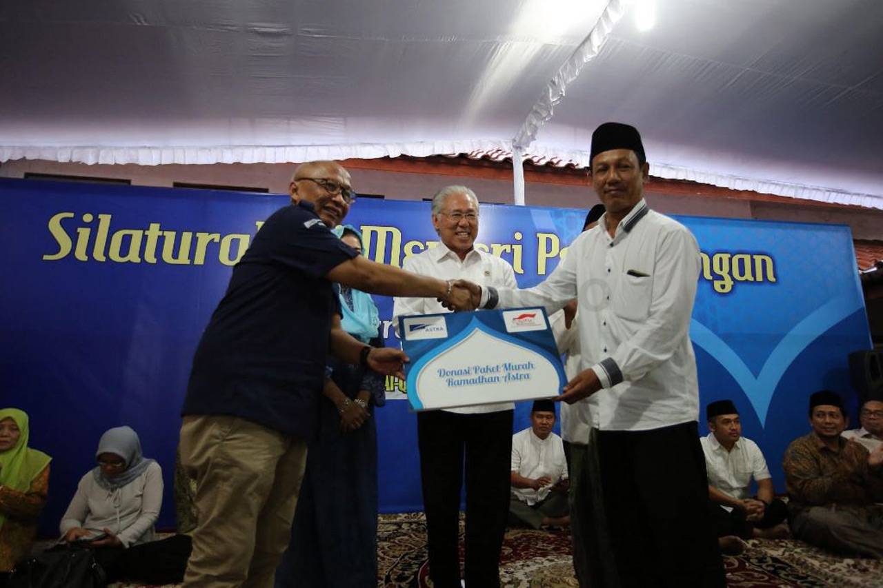 Pembagian Paket Sembako...