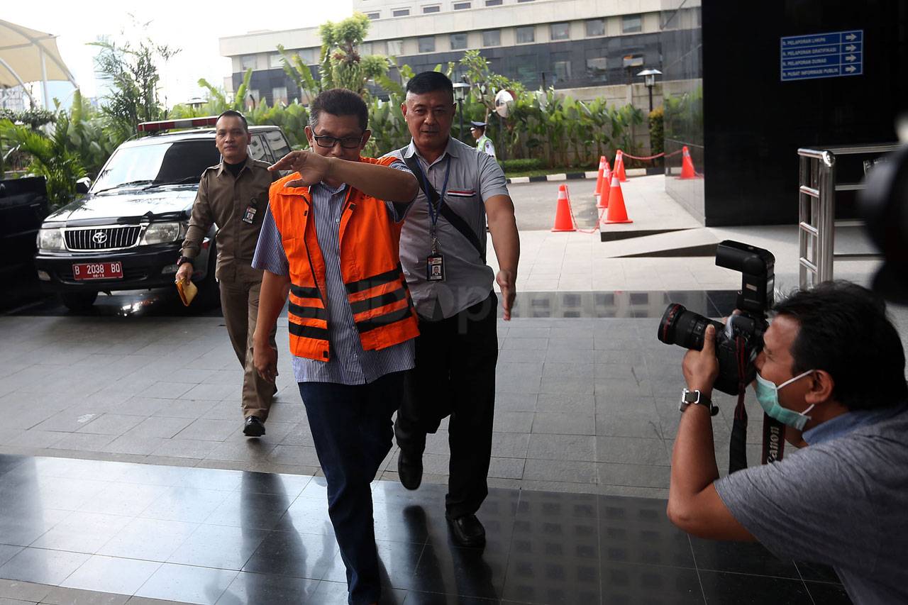 KPK Periksa Ketua Komisi...