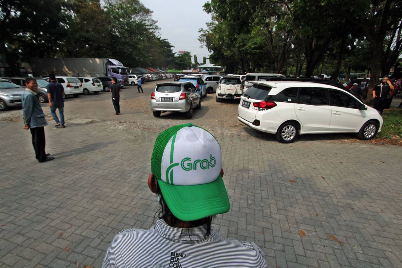 Pengemudi Taksi Online...