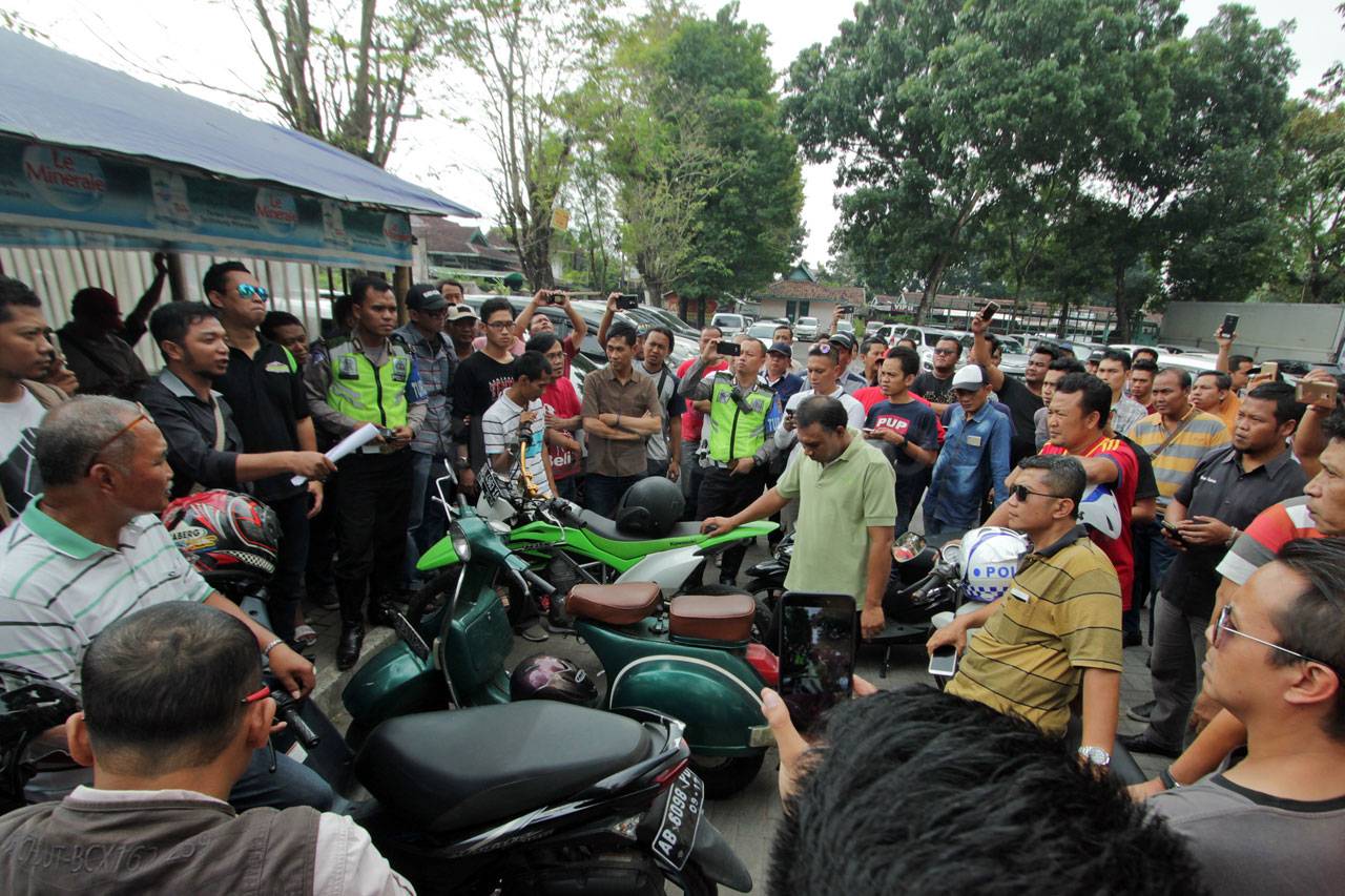 Pengemudi Taksi Online...